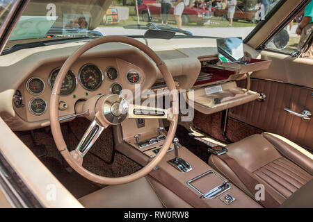 Estero, Florida, USA - 23 Février 2019 : Gold 1963 Studebaker Avanti à la 10e édition de la Classique Voiture et Craft Show at historic Koreshan State Park. Banque D'Images