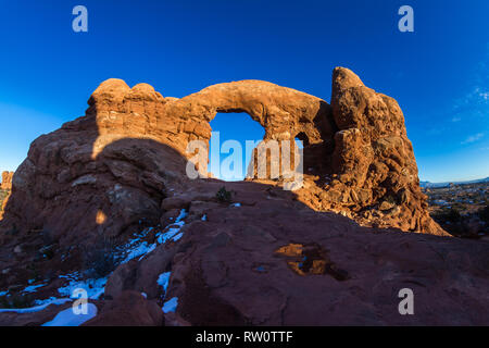 Après-midi à Arches National Park avec tourelle de roue et le reflet dans la flaque sur le sol Banque D'Images