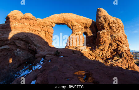 Après-midi à Arches National Park avec tourelle de roue et le reflet dans la flaque sur le sol Banque D'Images