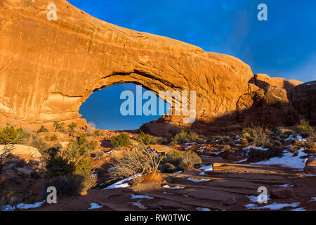 Scène d'hiver dans Arches national park avec un peu de neige sur le marquage au sol le sentier jusqu'à la fenêtre du nord arch Banque D'Images