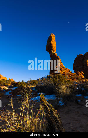 L'une des caractéristiques les plus populaires de Arches National Park, Balanced Rock pèse autant qu'un navire ou d'un brise-glace 27 rorqual bleu. Photographie avec après Banque D'Images