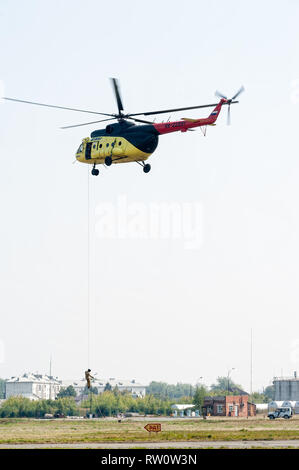 Tioumen, Russie - le 11 août 2012 : Lors d'une visite à la compagnie UTair airshow dans Plehanovo héliport. Sauveteur terre d'hélicoptère MI-8, de mobilisation de la personne Banque D'Images