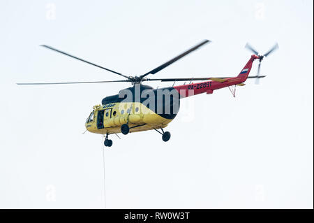 Tioumen, Russie - le 11 août 2012 : Lors d'une visite à la compagnie UTair airshow dans Plehanovo héliport. Hélicoptère de passagers volant MI-8 Banque D'Images