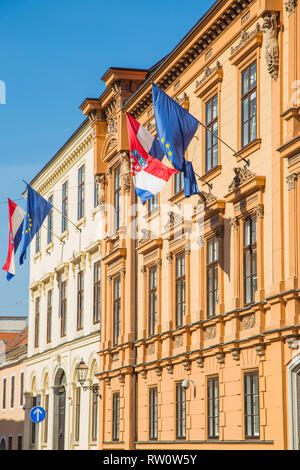 Drapeaux de la République de Croatie et l'Union européenne sur les bâtiments historiques sur la Place St Marc à Zagreb, Croatie Banque D'Images