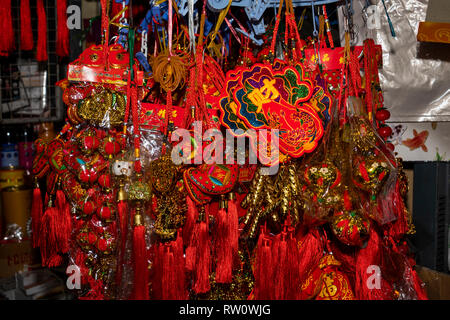 Cambodge, Phnom Penh, centre-ville, Phsar Thmey, Marché Central, de l'intérieur, la décoration du Nouvel An Chinois, wc séparés Banque D'Images