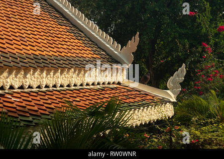 Cambodge, Phnom Penh, centre-ville, le Wat Phnom, Neak ta Preah Chao culte détail de la décoration toit Banque D'Images