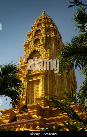 Cambodge, Phnom Penh, centre-ville, le Wat Ounalom, stupa doré contenant la relique de Bouddha sourcil Banque D'Images