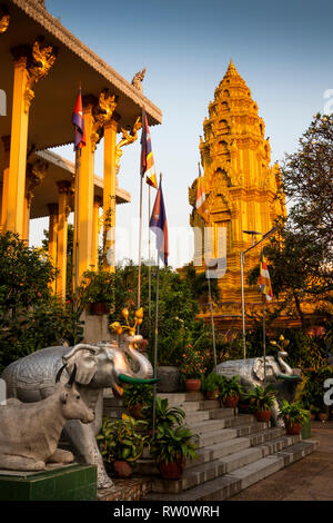 Cambodge, Phnom Penh, centre-ville, le Wat Ounalom, stupa doré cpntaining la relique de Bouddha eyebrow Banque D'Images