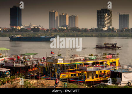 Cambodge, Phnom Penh, centre-ville, Quai Sisowath, bateaux de croisière amarrés sur berge Banque D'Images