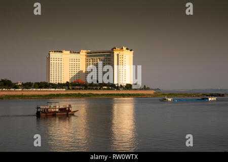 Cambodge, Phnom Penh, centre-ville, Sokha Phnom Penh Hotel et Résidence au confluent des rivières Tonle Sap et du Mékong, la fin de l'après-midi Banque D'Images