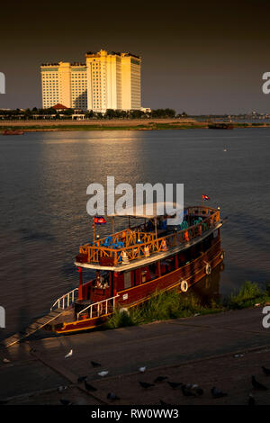 Cambodge, Phnom Penh, centre-ville, Sokha Phnom Penh Hotel et Résidence au confluent des rivières Tonle Sap et du Mékong, la fin de l'après-midi Banque D'Images