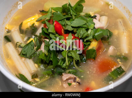 Cambodge, Phnom Penh, centre-ville, formation de poulet épicé restaurant Romdeng soupe pho Banque D'Images