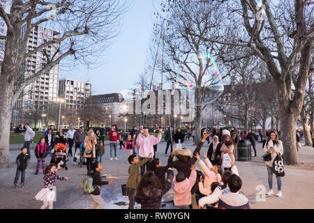 Couple,a,la rive sud,à côté,de,Tamise,Center,de,Londres,Angleterre,GB,UK, Banque D'Images