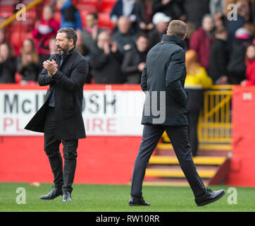 Aberdeen Derek McInnes regarde ailleurs comme manager des Rangers Steven Gerrard marche dernières au cours de l'écossais William Hill Cup trimestre dernier match à Pittodrie Stadium, Aberdeen. Banque D'Images