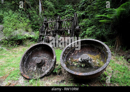 Machine d'emboutissage et les machines utilisés pour broyer le minerai aurifère de la ville minière de l'or dans la Gorge de Buller Lyell Côte ouest Nouvelle Zélande Banque D'Images