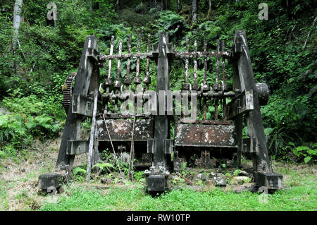 Machine d'emboutissage et les machines utilisés pour broyer le minerai aurifère de la ville minière de l'or dans la Gorge de Buller Lyell Côte ouest Nouvelle Zélande Banque D'Images