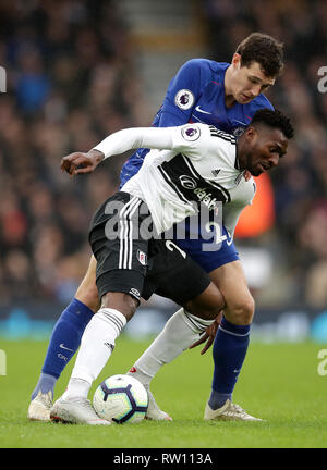 Chelsea's Andreas Christensen et Fulham est Andre-Frank Zambo Anguissa bataille pour la balle au cours de la Premier League match à Craven Cottage, à Londres. Banque D'Images