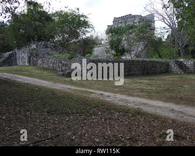Stony temple de la pyramide de cerfs à Chichen Itza ville maya, ruines à plus impressionnant de sites archéologiques au Mexique avec ciel nuageux en 2018 s chaudes Banque D'Images