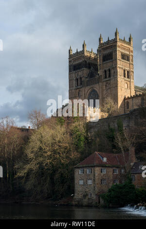 Les tours jumelles de la cathédrale de Durham sur l'usure de la rivière dans le comté de Durham dans le nord-est de l'Angleterre Banque D'Images