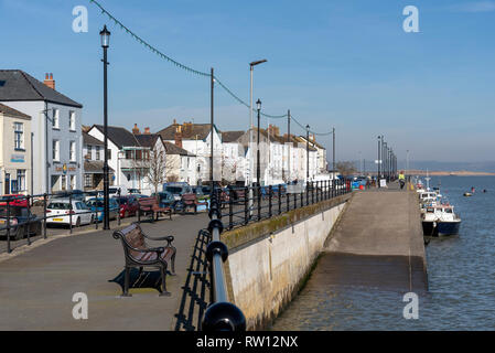 Le quai, Appledore, North Devon, England, UK. Février 2019. Vue le long des quais de cette populaire ville Devonshire le long d'une journée d'hiver. Banque D'Images