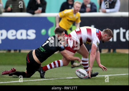 Liam Paisley de Wigan Warriors s'est mis à l'essai lors du match de la Super League de Betfred au Trailfinders Sports Club de Londres. Banque D'Images