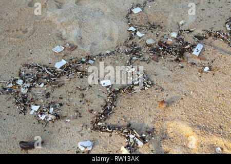 Les déchets en plastique sur la plage de Lamai, Ko Samui, Thaïlande Banque D'Images
