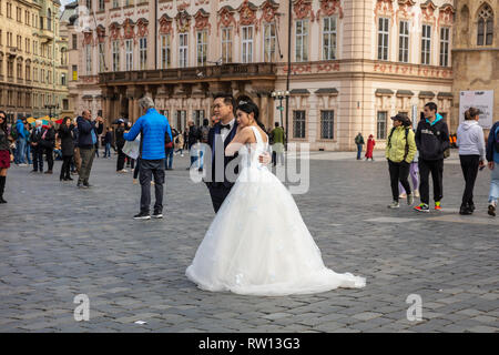 Le 2 octobre 2018. République tchèque, Prague centre historique. Mariage. L'époux et épouse à la place de la vieille ville Banque D'Images