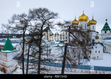 Vue aérienne de culte orthodoxe Sainte Trinité monastère Ipatievsky dans la ville de Kostroma (partie de l'anneau d'or route touristique), Russie Banque D'Images