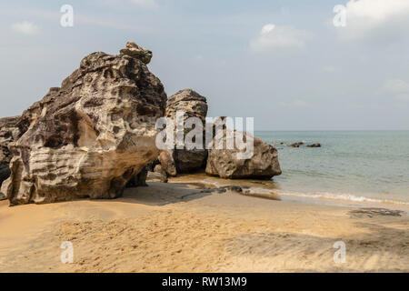 Les falaises volcaniques et l'érosion sur la rive et la mer et un ciel nuageux en arrière-plan, photo de l'île de Phu Quoc, Vietnam. Banque D'Images