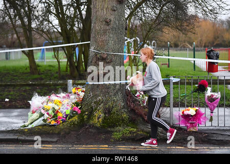 Une femme dépose des fleurs près de la scène au St Neot's Road à Harold Hill, East London, à la suite de la mort de poignarder 17 ans Jodie Chesneyon le vendredi soir. Banque D'Images