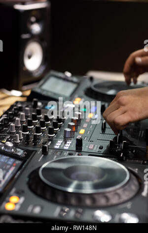 Professional 4 channel DJ Controller avec les mains de DJ. Focus sélectif. Banque D'Images