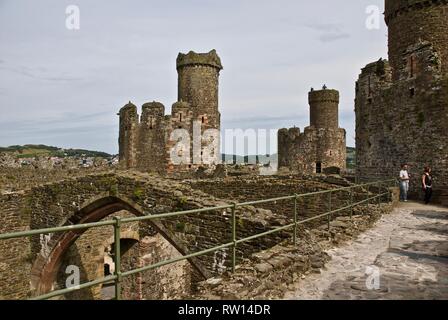 Les touristes sur les tours et remparts du Château de Conwy, Conwy, au nord du Pays de Galles, Royaume-Uni Banque D'Images