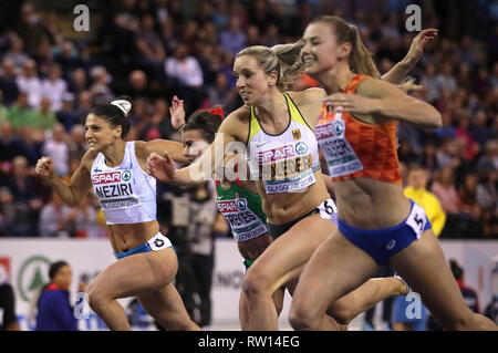 Nadine néerlandais Visser (à droite) remporte l'or avec l'Allemagne's Cindy Roleder (au centre) remporte l'argent au cours du 60m haies lors de la troisième journée de Fial l'Indoor d'athlétisme à l'Emirates Arena, Glasgow. Banque D'Images