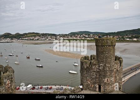 Une tour crénelée dominant la mer à Château de Conwy, Conwy, au nord du Pays de Galles, Royaume-Uni Banque D'Images