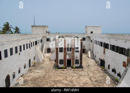 Une belle photo de la cour et les murs de l'ancien château d'Elmina sur la côte des esclaves à Elmina, Ghana. Banque D'Images