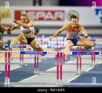 Nadine néerlandais Visser (à droite) remporte le 60m haies femmes pendant trois jour final de l'Indoor d'athlétisme à l'Emirates Arena, Glasgow. Banque D'Images