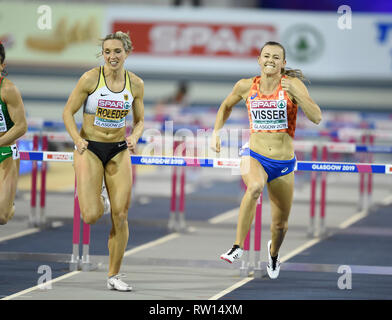 Nadine néerlandais Visser (à droite) remporte le 60m haies femmes pendant trois jour final de l'Indoor d'athlétisme à l'Emirates Arena, Glasgow. Banque D'Images