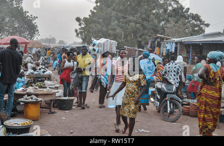 Une photo d'un marché d'agriculteurs occupés à Bolgatanga (Bolga), au Ghana. Les personnes portant des vêtements traditionnels et les fournisseurs peuvent être vus. Banque D'Images