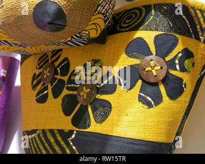 Des paniers tissés traditionnels sont l'un des souvenirs à rapporter de vacances à Lanzarote ; celui-ci est jaune avec des fleurs daisy noir. Banque D'Images