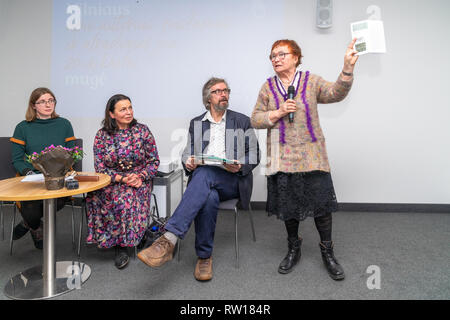 Les quatre jours du 20e Forum international du livre de Vilnius.Présentation du livre "mon ami Lapinskas' par l'écrivain russe V. Ogarkov sur agent lituanien Banque D'Images