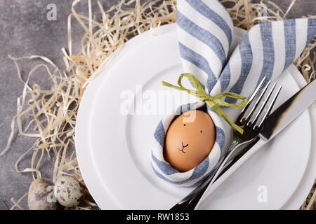 Belle table de Pâques avec des œufs en serviette Lapin de Pâques. Vue de dessus, Close up. Banque D'Images