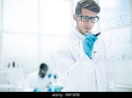 Prendre des notes sur l'expert scientifique du verre au moment de l'expérience Banque D'Images