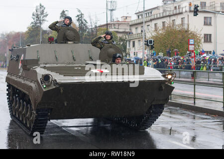 Rue européenne, Prague-October 28, 2018 : Des soldats de l'armée tchèque sont équitation armored ambulance véhicule sur défilé militaire le 28 octobre 2018 à Prague Banque D'Images
