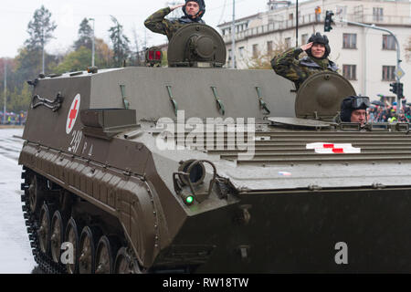 Rue européenne, Prague-October 28, 2018 : Des soldats de l'armée tchèque sont équitation armored ambulance véhicule sur défilé militaire le 28 octobre 2018 à Prague Banque D'Images