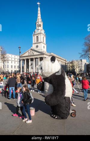Panda géant panda,géant,busker,rue,dans,l,tourisme,populaire,attraction,Trafalgar Square, West End,Londres,Angleterre,English,Bretagne,GB,Grande-bretagne, Banque D'Images