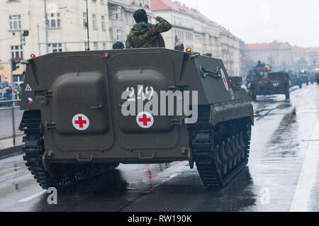 Rue européenne, Prague-October 28, 2018 : Des soldats de l'armée tchèque sont équitation armored ambulance véhicule sur défilé militaire le 28 octobre 2018 à Prague Banque D'Images