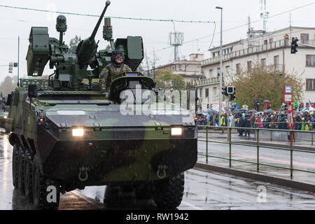 Rue européenne, Prague-October 28, 2018 : Des soldats de l'armée tchèque sont équitation de combat d'infanterie à roues Pandur CZ le défilé militaire sur Octobre Banque D'Images