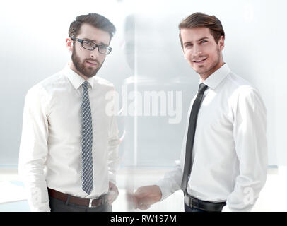 Deux personnes debout dans le bureau Banque D'Images