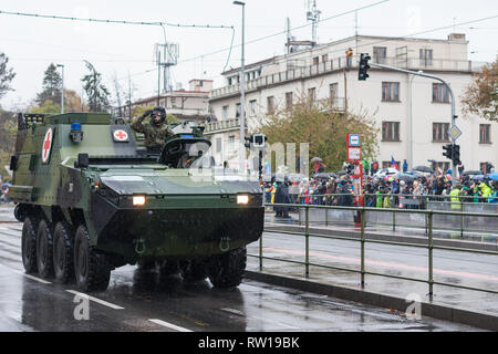 Rue européenne, Prague-October 28, 2018 : Des soldats de l'armée tchèque sont blindés Pandur véhicule médical d'équitation sur défilé militaire le 28 octobre 2018 à P Banque D'Images