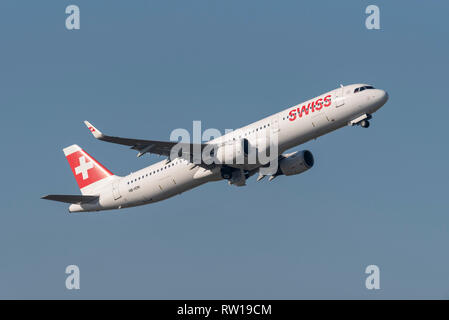 Avion de ligne Airbus A321 à réaction HB-ION décollant de l'aéroport de Londres Heathrow, Royaume-Uni, dans un ciel bleu. Swiss International Air Lines Banque D'Images